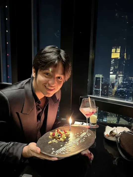 Angga tampil mengenakan jas serta kemeja warna serasi. Dengan rambut yang agak berantakan. Credit: (@angga)