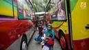Sejumlah peserta Mudik Bareng PKB 2017 memasuki bus di Jakarta, Kamis (22/6). Sebanyak 20 bus disiapkan mengantar 1000 jamaah mudik ke kampung halamannya. (Liputan6.com/Faizal Fanani)