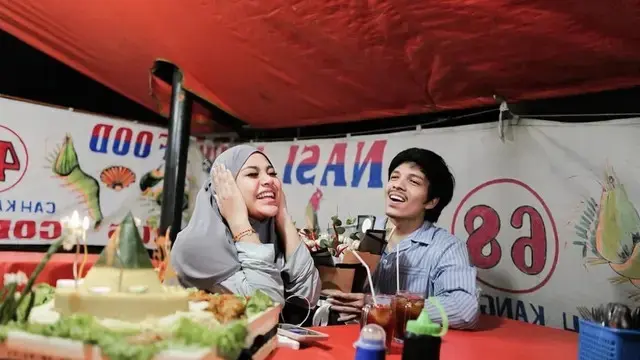 Potret Pasangan Artis Dinner di Warung Pecel Lele, Shireen – Wisnu Rayakan Anniversary