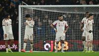 Para pemain Liverpool tertunduk lesu setelah kebobolan di menit-menit akhir oleh Bournemouth pada pertandingan Liga Inggris di Vitality Stadium, Minggu (25/1/2025) dini hari WIB. (Glyn KIRK / AFP)
