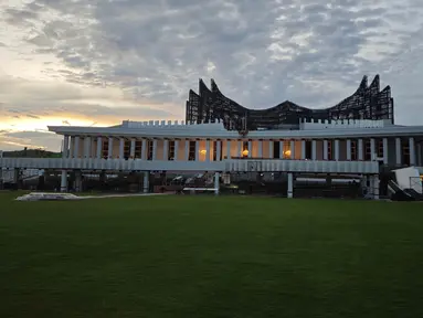 Pemandangan umum lapangan yang dipersiapkan untuk pelaksanaan upacara peringatan Hari Kemerdekaan Republik Indonesia ke-79 di Istana Negara, Ibu Kota Nusantara, Kalimantan Timur. (Liputan6.com)