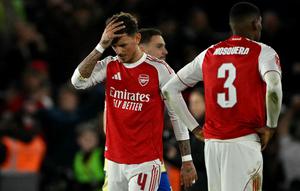 Kini, Arsenal hanya berpeluang untuk menambah trofi dari Liga Champions dan Liga Inggris. (AFP/Glyn Kirk)