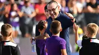 Pelatih Juventus, Maurizio Sarri, menyapa anak-anak usai melawan Fiorentina pada laga Serie A di Stadion Artemio Franchi, Florence, Sabtu (14/9). Kedua klub bermain imbang 0-0. (AFP/Vincenzo Pinto)