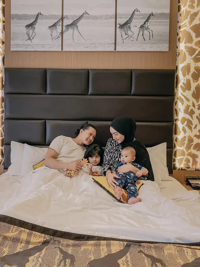 Seru Liburan Bareng, Ini 7 Potret Melody Prima Bersama Suami dan Buah Hati