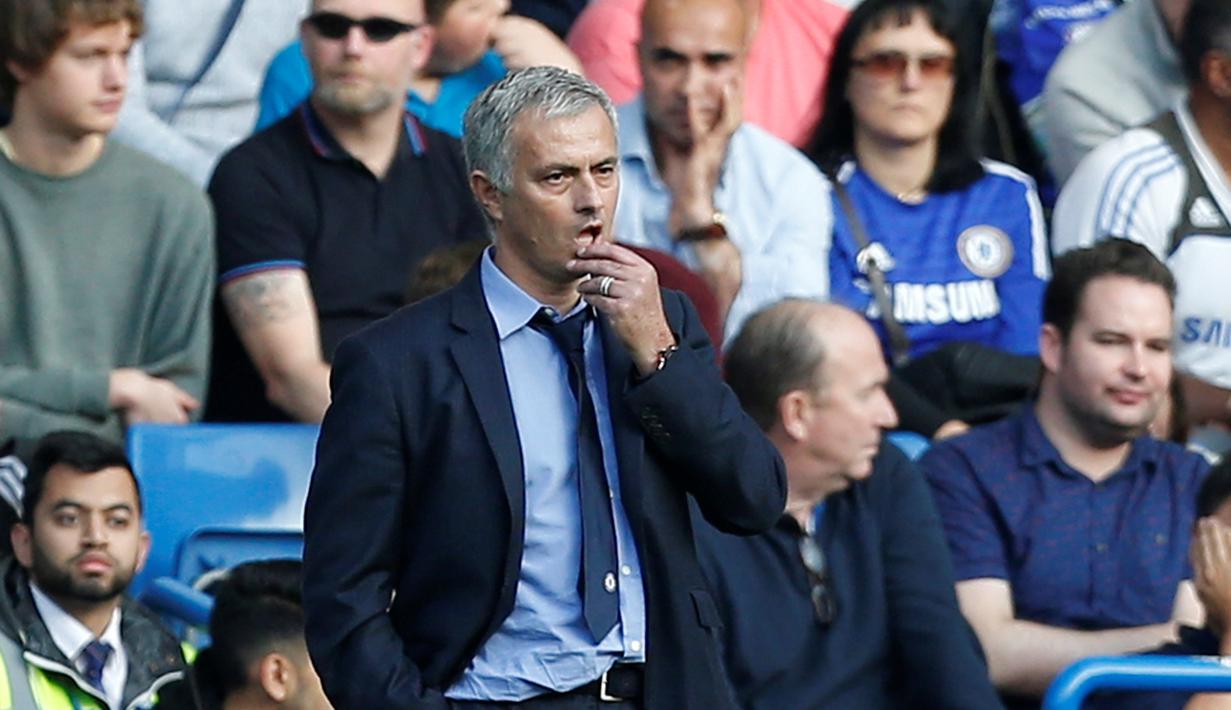 Raut muka tegang Jose Mourinho saat Chelsea menjamu Liverpool di Stadion Stamford Bridge, London, (31/10/2015). (AFP Photo/Ian Kington)