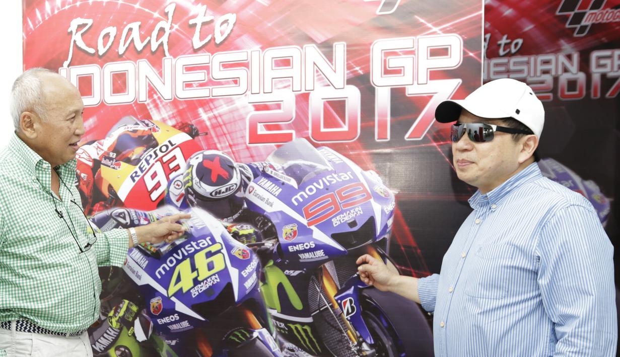 Direktur Utama Sirkuit Sentul, Tinton Soeprapto mendampingi Watimpres, Suharso Mohoarfa berdiskusi merencanakan gelaran MotoGP. (Bola.com/Vitalis Yogi Trisna)
