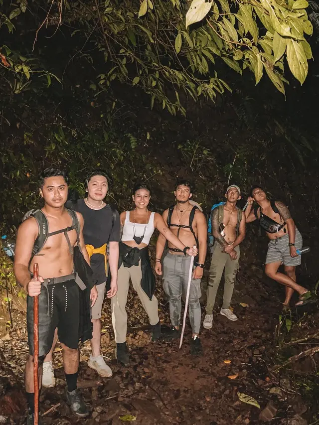Momen Liburan Awkarin di Wae Rebo NTT, Hiking 3 Jam Demi Foto Bareng Bintang. (Sumber: Instagram/awkarin)
