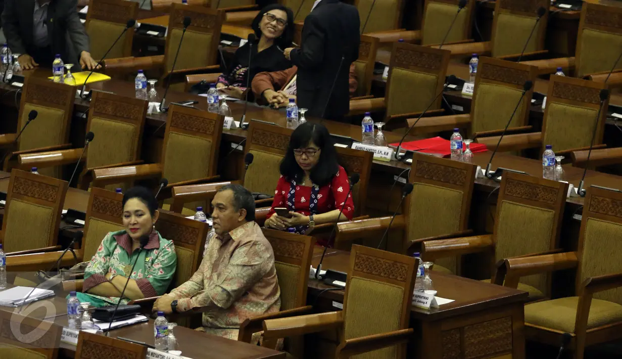 Suasana saat anggota dewan mengikuti Sidang Paripurna DPR di Gedung DPR, Jakarta, Selasa (15/3/2016). DPR mengesahkan RUU tentang Perlindungan, Pemberdayaan Nelayan, Pembudidayaan Ikan, dan Petambak Garam menjadi Undang-Undang. (Liputan6.com/Johan Tallo)