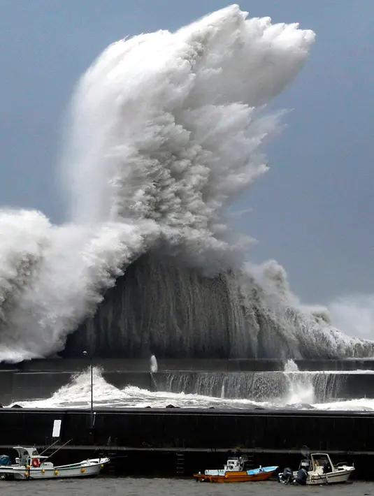Gelombang tinggi menghantam pemecah gelombang di pelabuhan Aki, Prefektur Kochi, Jepang, (4/9). Jepang menunda lebih dari 600 penerbangan domestik maupun internasional. (Ichiro Banno/Kyodo News via AP)