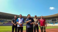 Ketua Umum PSSI, Erick Thohir, resmi mengajukan Stadion Manahan, Solo, sebagai venue penyelenggaraan Kualifikasi Piala Asia U-23 2024 kepada FIFA dan AFC. (Radifa Arsa/Bola.com)