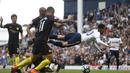 Pemain Tottenham Hotspur, Dale Alli terjatuh saat dihadang  para pemain Manchester City pada lanjutan Premier League di Stadion White Hart Lane, London, Minggu (2/10/2016). (AP/Frank Augstein)