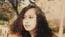 Dengan rambut keritingnya, ibunda Alyssa tampak begitu keren. Serta mengenakan blazer velvet coklat dipadukan inner hitam.  [@alyssadaguise]