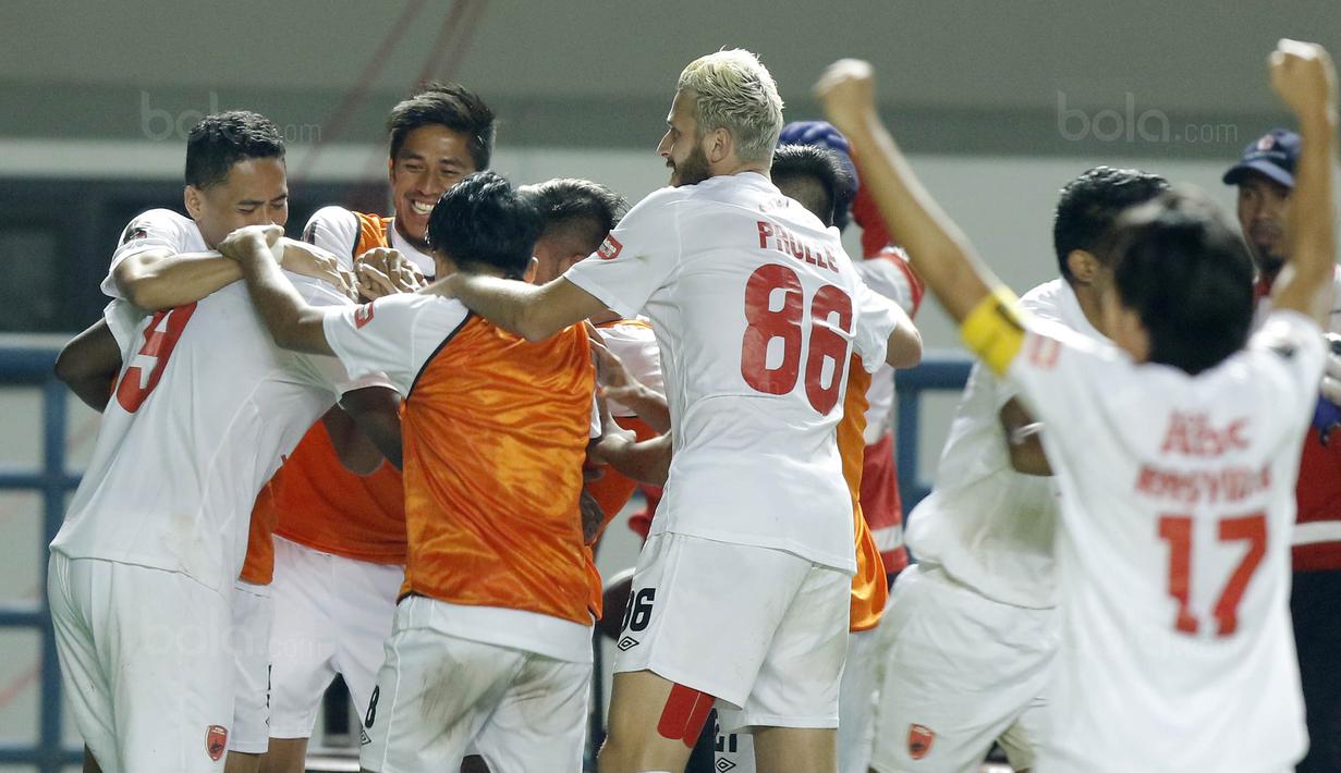 Para pemain PSM merayakan gol yang dicetak Bruce Djite ke gawang Persib pada laga Piala Presiden di Stadion GBLA, Bandung, Jumat (26/1/2018). Persib takluk 0-1 dari PSM. (Bola.com/M Iqbal Ichsan)