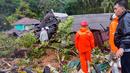 Tim penyelamat sedang memeriksa kerusakan dan mencari korban setelah tanah longsor di Natuna, Kepulauan Riau (Kepri) dalam foto selebaran yang diambil dan dirilis pada 7 Maret 2023 oleh kantor Kementerian Komunikasi dan Informatika Natuna. (HO / Natuna ministry of communication / AFP)