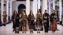 Desainer Mel Ahyar (kiri) foto bersama The Iconic Women dalam acara Fashion Nation 2018 di Senayan City, Jakarta, Rabu (18/4). (Liputan6.com/Faizal Fanani)
