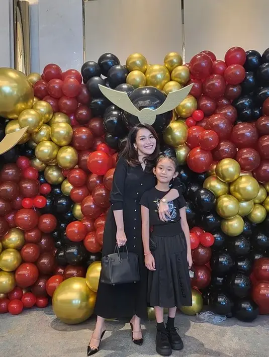 Penampilan kompak ibu dan anak artis ini bahkan sering menjadi sorotan. Terlebih, banyak pula netizen yang menyebut jika keduanya tetap terlihat stylish dengan busana kasual. (Liputan6.com/IG/@ayutingting92)
