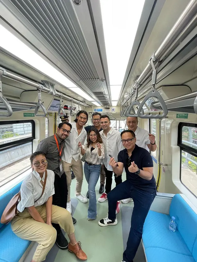 Raffi Ahmad naik LRT Jabodebek bareng Wamen BUMN Kartika Wirjoatmodjo dan lainnya (Foto: instagram raffinagita1717)