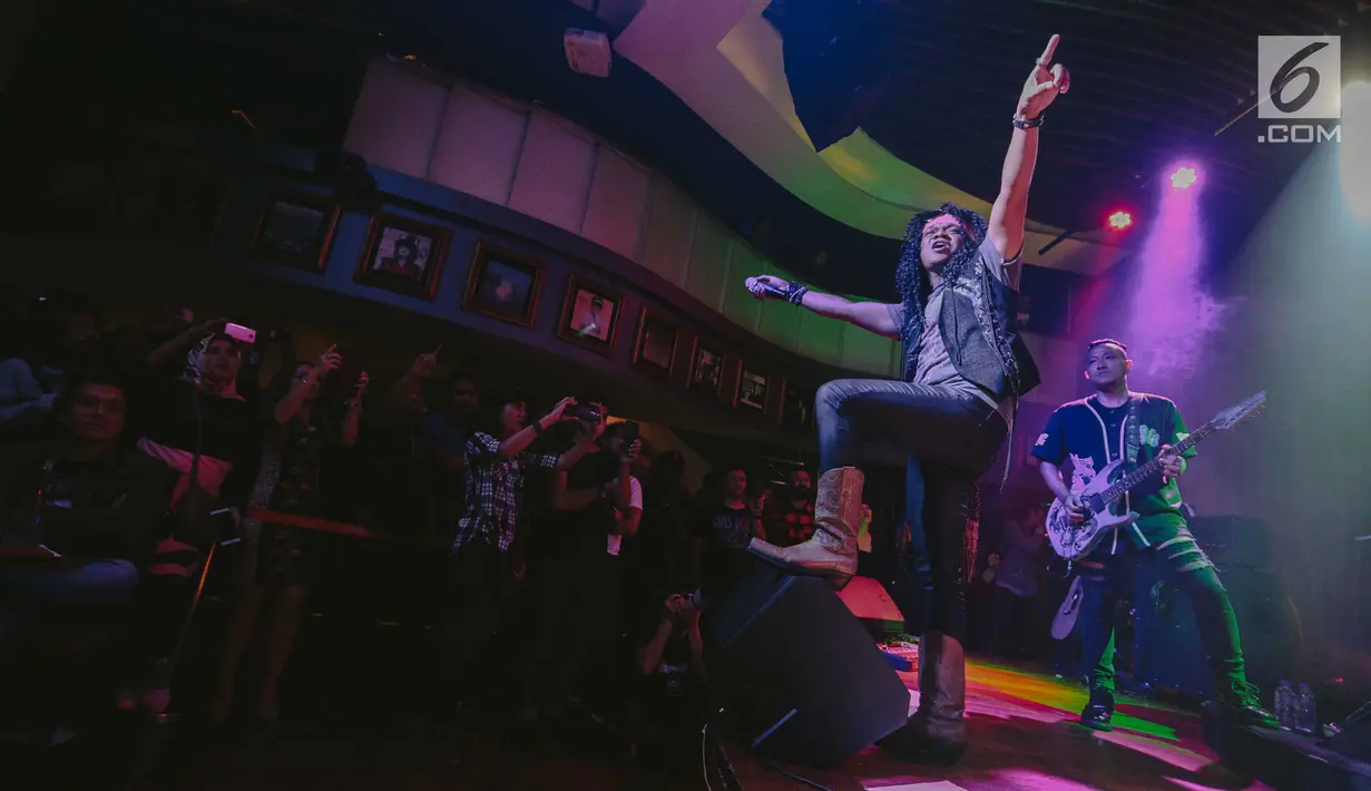 Penyanyi Rock Candil tampil dalam konser Tribute to Guns N' Roses ‘Not In This Lifetime Tour’ di Hard Rock Cafe, Jakarta, Kamis (13/9). Acara itu digelar menjelang konser band rock legendaris, Guns N Roses pada November 2018. (Liputan6.com/Faizal Fanani)