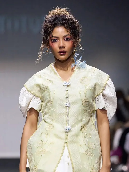 Rambut keritingnya ditata messy updo dengan makeup red bold yang ekspos kulit eksotisnya [@zsazsautari]