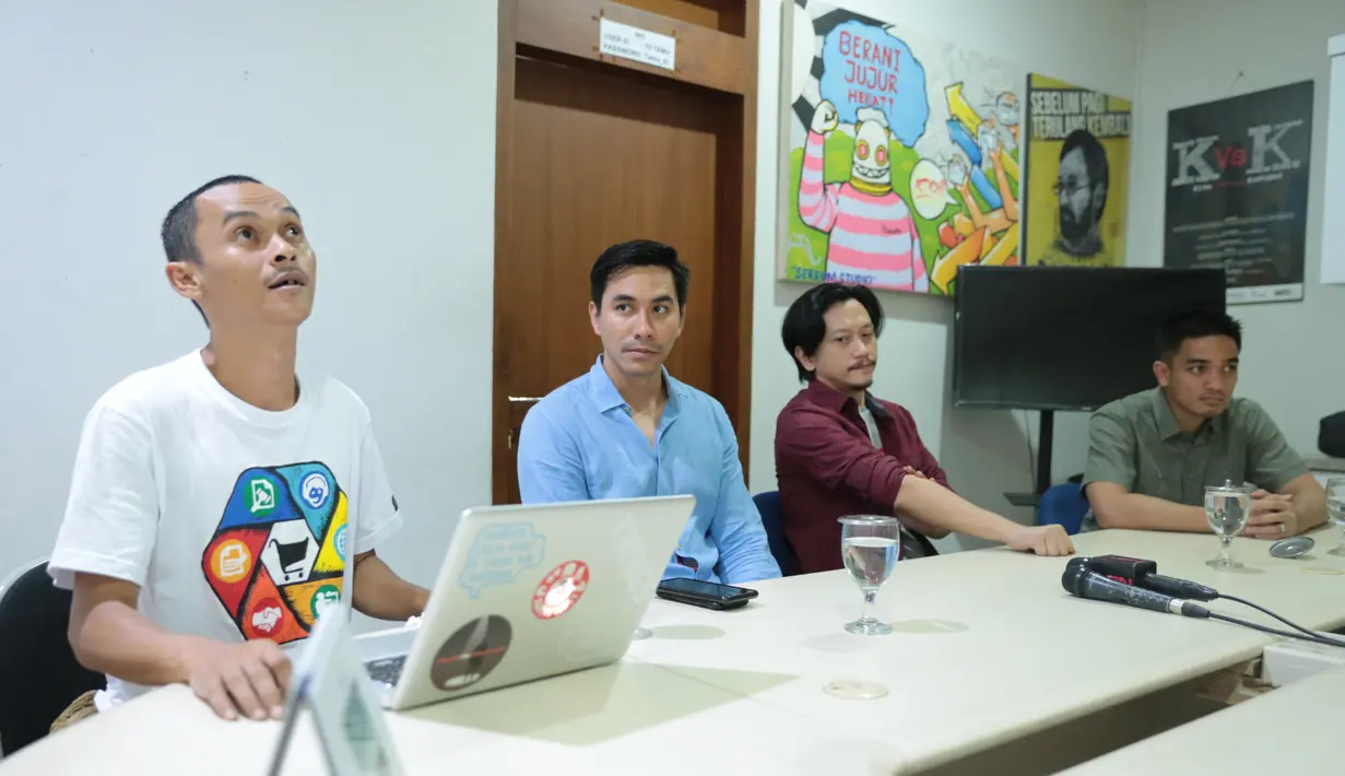 "Jadikan fiksi kekinian. Tentang anak SMA super berani bersama teman-temannya, 4 orang. Sekolahnya sarang korupsi. Pilihannya bongkar korupsi relakan masa depan, gak lulus. Dan atau diam saja," tutur Rahabi penulis skenario. (Adrian Utama/Bintang.com)