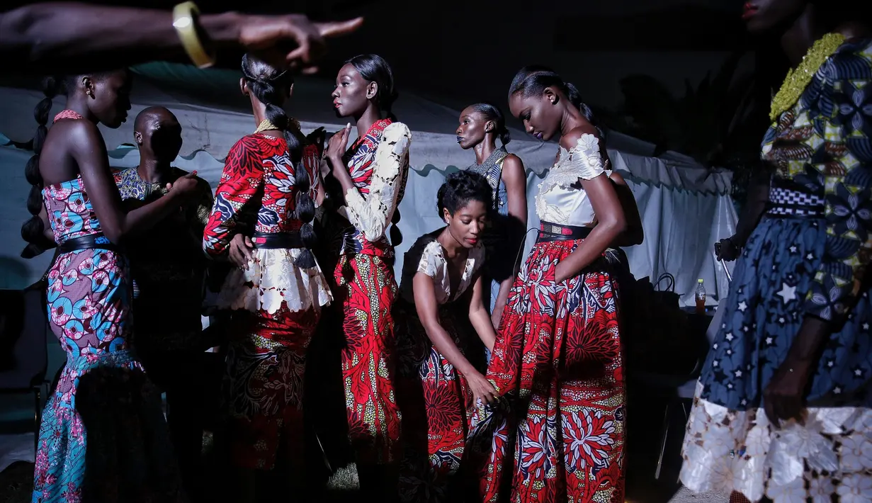 Model menunggu di belakang panggung selama Dakar Fashion Week di ibukota Senegal, (1/7). Menurut data Euromonitor dunia fashion di Sub-Sahara Afrika telah berkembang pesat selama dua dekade terakhir. (AP Photo / Finbarr O'Reilly)