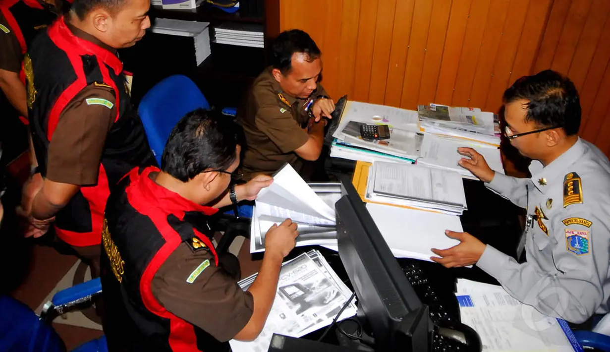 Penyidik Satuan Khusus Pemberantasan Korupsi Kejagung menggeledah kantor Dinas Perhubungan, Jakarta, (22/9/14). (Liputan6.com/Johan Tallo)