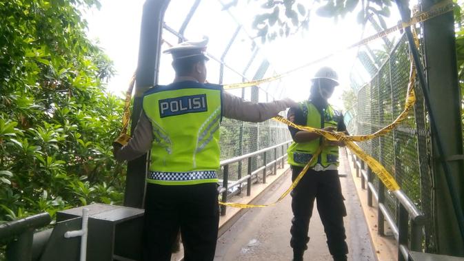 Semakin berbahaya untuk dilewati, akhirnya kepolisian menutup jembatan penyebrangan orang (JPO) Bencongan Indah, Kelapa Dua Kabupaten Tangerang. Polisi memasang police line agar tidak ada warga yang nekad melintas.