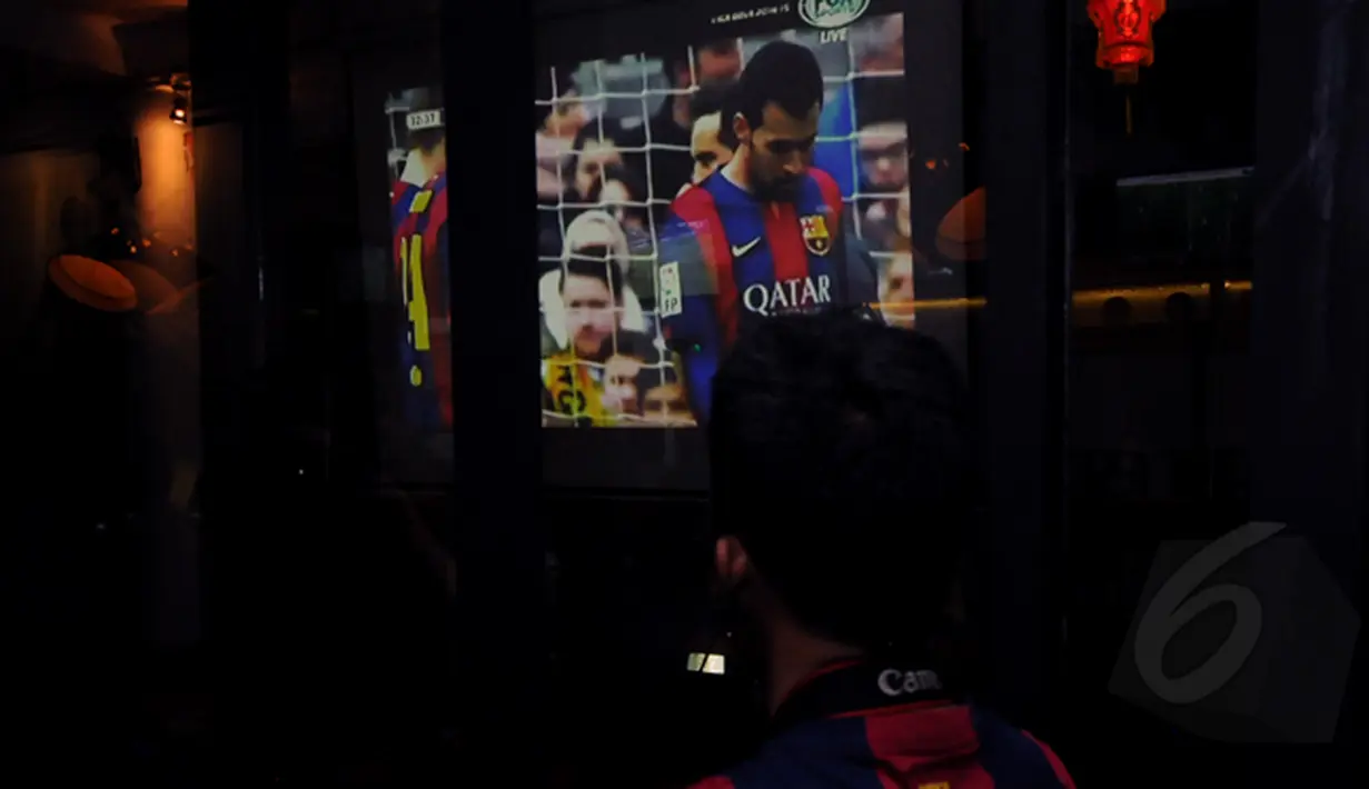 Salah satu anggota IndoBarca (komunitas suporter klub sepak bola, Barcelona) saat acara nonton bareng laga "Blaurgrana" kontra Malaga di Pasar Festival, Jakarta, (21/2/2015). (Liputan6.com/Helmi Fithriansyah)