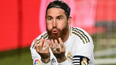 Bek Real Madrid, Sergio Ramos berselebrasi usai mencetak gol lewat titik penalti ke gawang Getafe pada pertandingan lanjutan La Liga Spanyol di stadion Alfredo di Stefano di Valdebebas, Madrid (2/7/2020). Madrid menang tipis atas Getafe 1-0.  (AFP Photo/Gabriel Bouys)