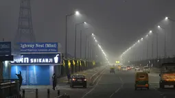Petugas berjaga pada pagi hari tengah-tengah kabut tipis di New Delhi, India India (28/10/2019). Kualitas udara buruk di New Delhi pada pagi hari tersebut terjadi setelah festival Hindu Diwali. (AP Photo/Manish Swarup)