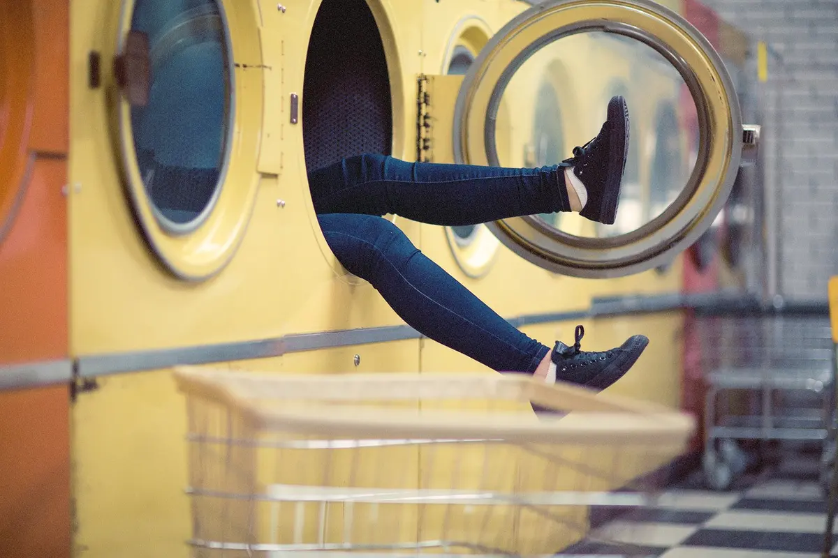 Tips Mencuci Kering Sepatu di Musim Penghujan