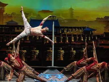 Para aktor tampil dalam pertunjukan akrobat di Wilayah Sheyang di Yancheng, Provinsi Jiangsu, China timur (20/11/2020). Pertunjukan ini menceritakan kembali perjalanan legendaris para pedagang China dari Dinasti Tang (618-907 M) di sepanjang Jalur Sutra. (Xinhua/Yang Lei)