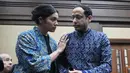 Menteri Pendidikan, Kebudayaan, Riset, dan Teknologi (Mendikbudristek) periode 2019 hingga 2024, Nadiem Anwar Makarim (kanan) bersama istrinya, Franka Franklin Makarim sebelum dimulainya sidang di Pengadilan Tindak Pidana Korupsi, Jakarta, Senin 20 April 2026. Nadiem Makarim kembali menjalani rangkaian persidangan terkait kasus dugaan korupsi pengadaan laptop Chromebook periode 2019–2022. (AP Photo/Achmad Ibrahim)