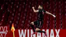 Pemain Real Madrid Karim Benzema melakukan selebrasi usai mencetak gol ke gawang Granada pada pertandingan La Liga di Stadion Los Carmenes, Granada, Spanyol, Kamis (13/5/2021). Real Madrid menang telak 4-1 atas Granada. (AP Photo/Fermin Rodriguez)