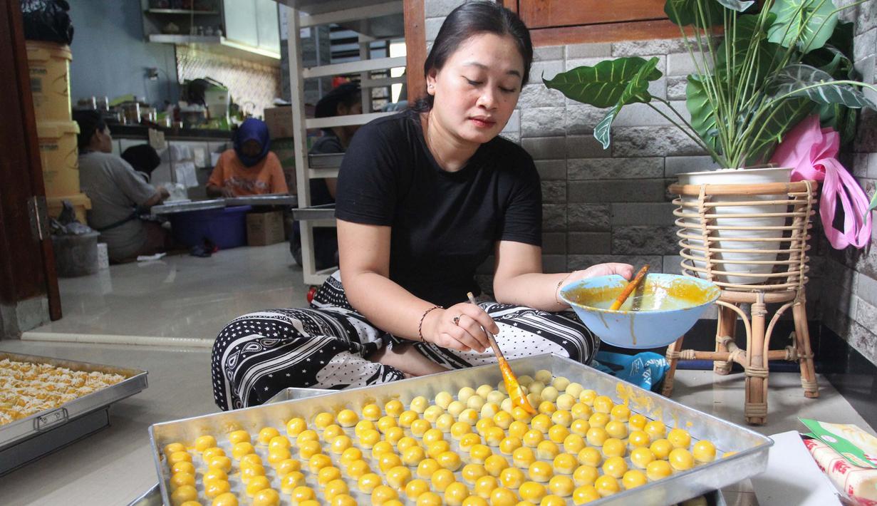 Pekerja memproduksi berbagai jenis kue kering di Botisha Cookes Kampung Nastar, Larangan, Tangerang, Banten, Kamis 12 Maret 2026. (merdeka.com/Arie Basuki)