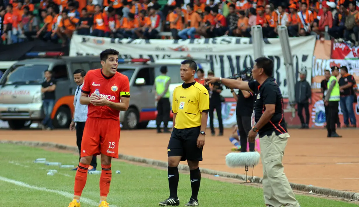 Kapten tim Persija Jakarta, Fabiano (kiri), mendengarkan arahan Benni Dollo saat berlaga di Stadion GBK, (10/8/2014). (Liputan6.com/Helmi Fithriansyah)