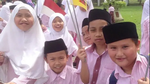 Bocah-bocah Brunei Menyambut Hangat Kedatangan Jokowi