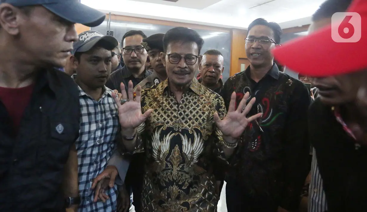 Usai sidang pembacaan tuntutan, Syahrul Yasin Limpo sempat dikerubungi kerabat dan pendukungnya. (Liputan6.com/Angga Yuniar)