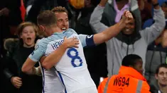 Penyerang Inggris, Harry Kane melakukan selebrasi usai mencetak gol ke gawang Slovenia pada kualifikasi Piala Dunia 2018 di stadion Wembley, London, (5/10). Gol tunggal Harry Kane antar Inggris menang 1-0 atas Slovenia. (AP Photo / Kirsty Wigglesworth)