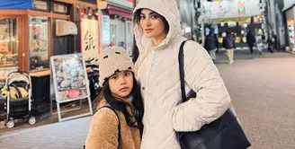 Ririn Ekawati memboyong suami dan putrinya ke Jepang untuk liburan akhir tahun. [@ririnekawati]