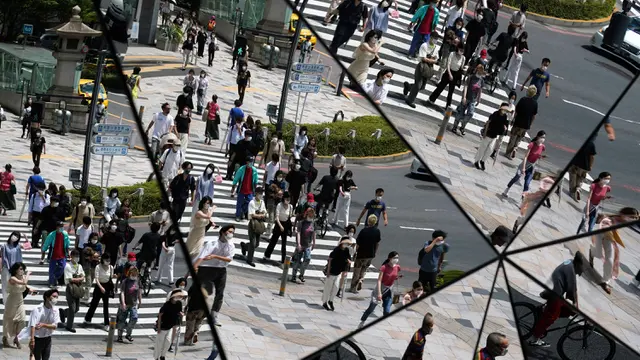 Aktivitas Warga Tokyo Saat Dilanda Cuaca Panas