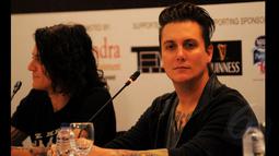 Kelompok musik Avenged Sevenfold (A7X) melakukan sesi jumpa pers jelang konser Asia Tour 2015 di Jakarta, Sabtu (17/1/2015). Avenged Sevenfold dijadwalkan beraksi di Parkir Timur Senayan, Jakarta, 18 Januari mendatang. (Liputan6.com/Faisal R Syam)