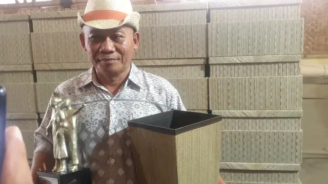 Direktur CV Mendong Jaya Zaenal Mutaqin, menunjukan produk storage berbahan mendong yang siap ekspor ke Thailand dan beberapa negera eropa. (Liputan6.com/Jayadi Supriadin)