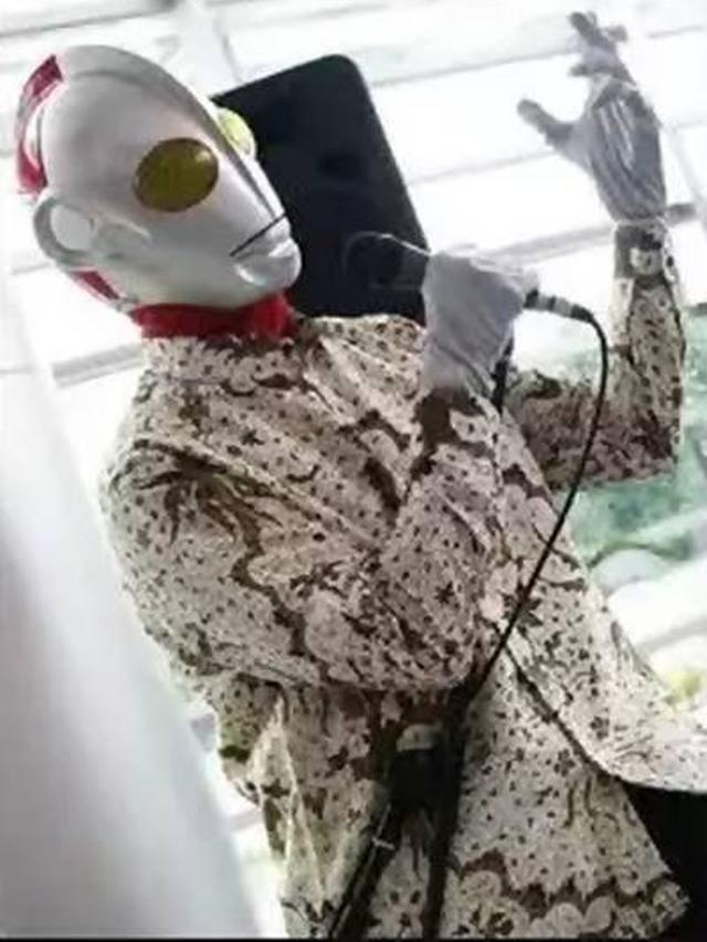 12 Potret Orang Pakai Kostum Ultraman di Tempat Umum Ini Kocak