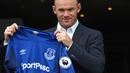 Mantan kapten Manchester United, Wayne Rooney, diperkenalkan sebagai pemain anyar Everton saat jumpa pers di Goodison Park, Liverpool, Senin (10/7/2017). (AFP/Paul Ellis)