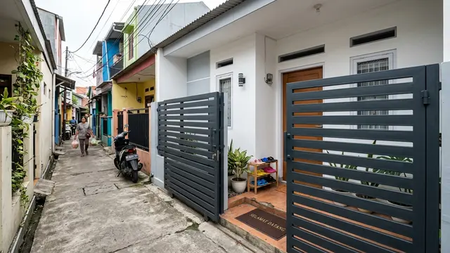 Inspirasi Pagar Minimalis untuk Teras Kecil di Gang Sempit. AI Generated