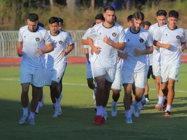 Pemain Tim Nasional (Timnas) Indonesia U-22 melakukan sesi latihan di Rajamangala University of Technology Lanna Stadium, Doi Saket, Chiang Mai pada Minggu (7/12/2025) sore waktu setempat. Timnas Indonesia U-22 melakukan persiapan terakhir jelang laga melawan Filipina di fase grup cabang olahraga sepak bola di SEA Games 2025 Thailand. (Bola.com/Bagaskara Lazuardi)