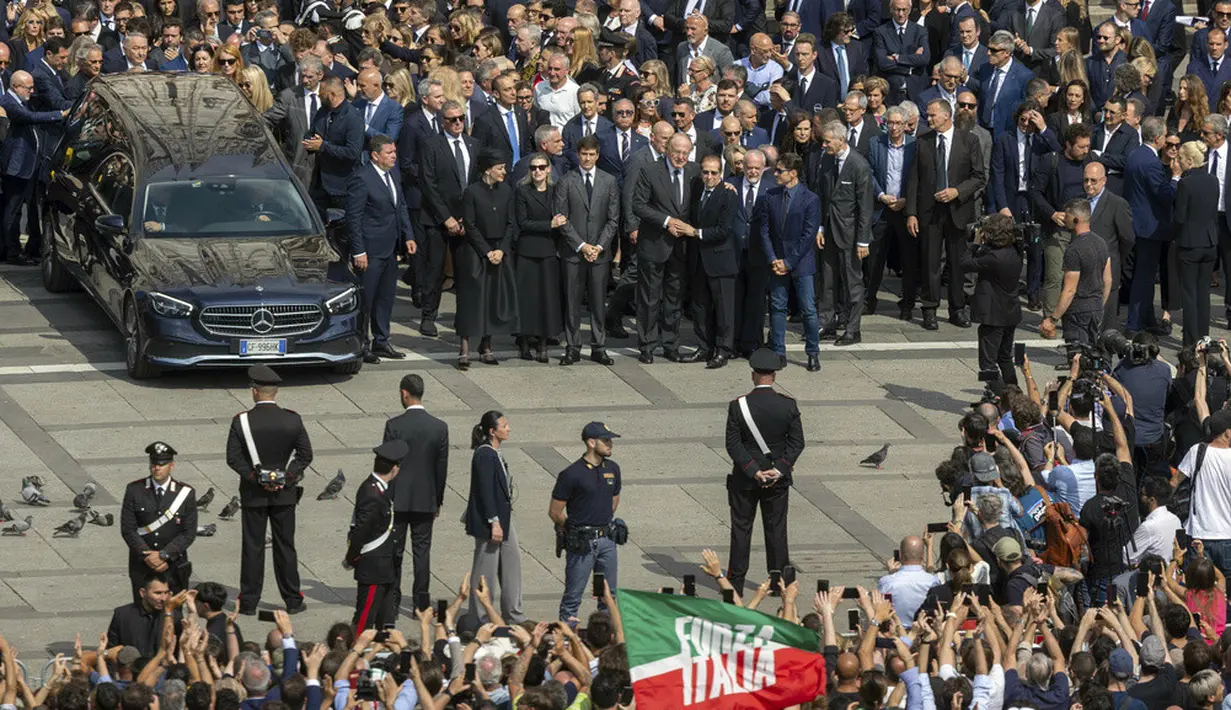 <p>Berlusconi akan dikremasi dan abunya disimpan di sebuah mausoleum yang dia bangun untuk dirinya dan keluarganya di pekarangan vilanya di luar Milan. Partai konservatif Forza Italia yang didirikan Berlusconi mendominasi politik Italia selama 30 tahun terakhir. Sementara kerajaan bisnisnya membentang dari real estate hingga penerbitan. (Stefano Porta/LaPresse via AP)</p>