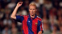 4. Ronald Koeman, tipikal sweeper kesukaan Johan Cruyff, bakatnya dipoles saat masih bermain di Ajax. Ketika Cruyff memutuskan untuk hijrah ke Barcelona, pria yang kini melatih Southampton itu turut diajak bergabung. (Bola.com/www.itv.com)
