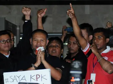 Wakil Ketua KPK, Bambang Widjojanto kembali ke gedung KPK Jakarta, Sabtu dini hari (24/1/2015). Bambang Widjojanto kembali ke gedung KPK Jakarta usai menjalani pemeriksaan di Bareskrim Mabes Polri, Jakarta. (Liputan6.com/Helmi Fithriansyah)